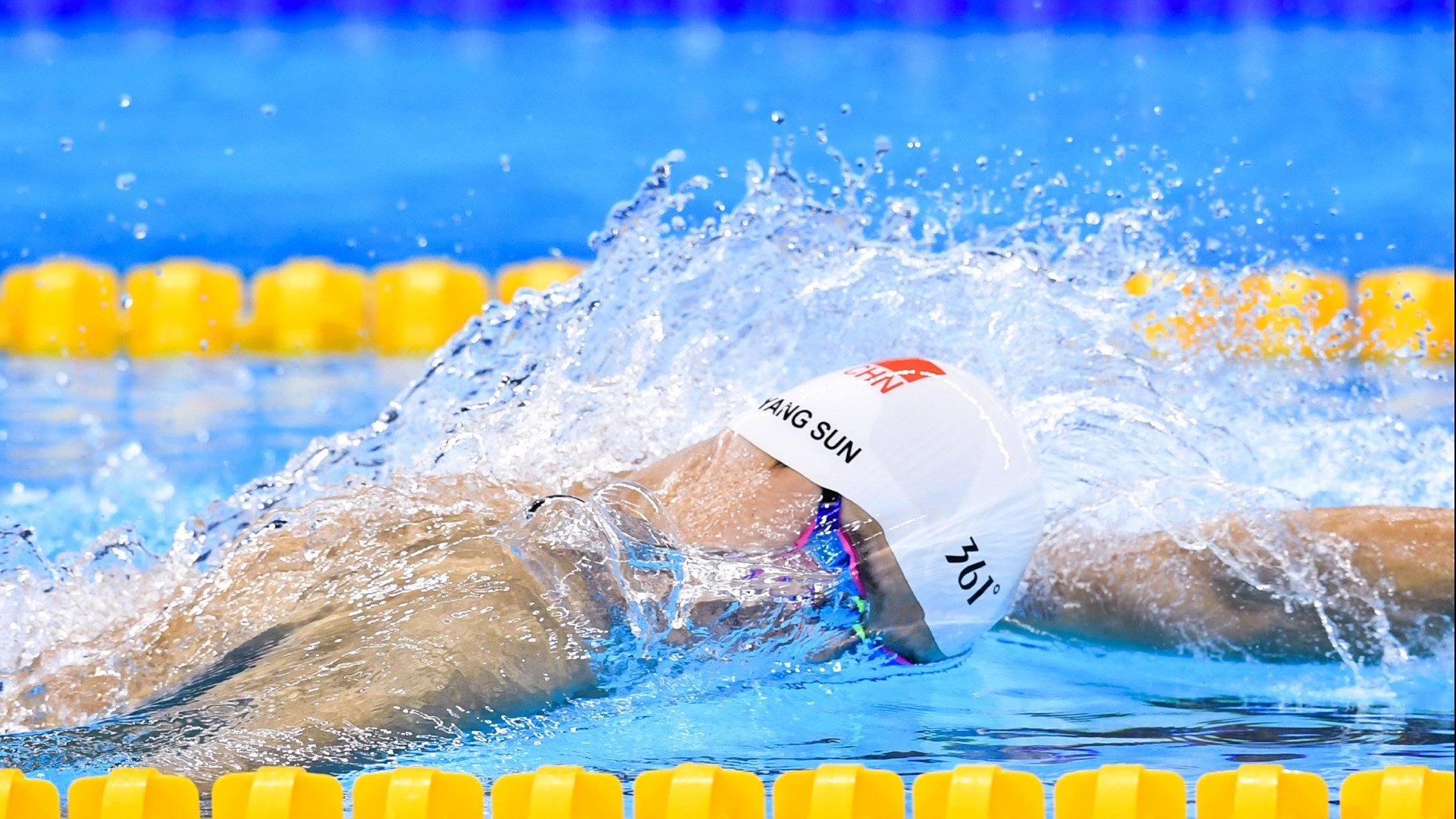 MK体育体验-冰雪运动设备升级,滑雪服助力寒冷环境下的运动表现,冰道滑雪服